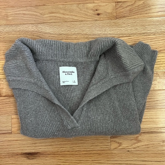 Abercrombie V Neck Sweater with collar - Picture 2 of 3